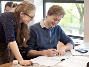 Vrolijke leerling en docent bij SSL, De Leidse Examentraining