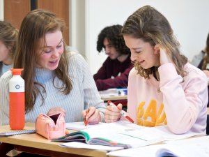 Docent helpt leerling bij biologie examentraining SSL