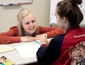 Docent tijdens een examentraining havo van SSL Leiden.