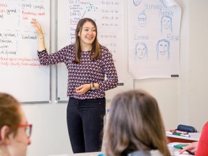 Docent tijdens examentraining vwo van SSL Leiden.