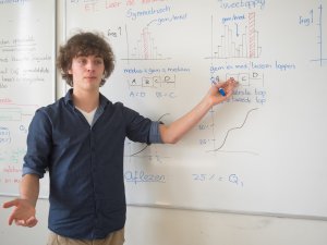 Docent bij een examentraining wiskunde A van SSL Leiden geeft klassikale uitleg.