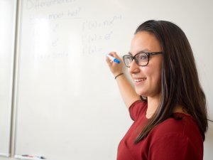 Docent wiskunde B bij een examentraining van SSL Leiden geeft klassikale uitleg.