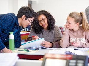 Docent helpt leerlingen bij een examentraining Nederlands van SSL Leiden.