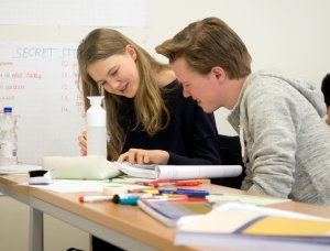 Leerling stelt vraag examentraining economie SSL