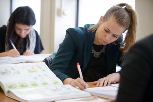 Leerling bij de aardrijkskunde examentraining SSL