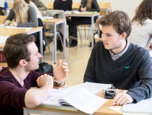 Leerling wordt geholpen bij een eindexamentraining van SSL Leiden.