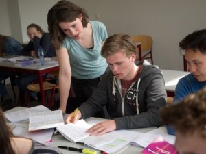 Leerling bij een examentraining Frans van SSL Leiden.