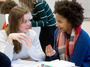 Leerling en docent bespreken opgave biologie examentraining SSL