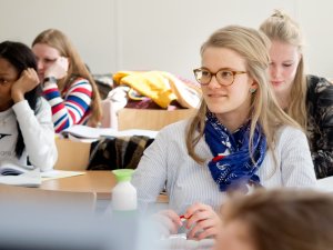 Leerling in de klas bij een examentraining wiskunde A van SSL Leiden.
