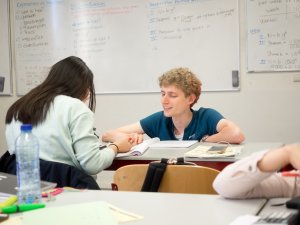 Leerling krijgt uitleg tijdens een examentraining wiskunde B van SSL Leiden.