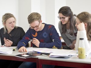 Leerlingen in overleg tijdens een examentraining natuurkunde van SSL Leiden.