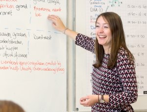 Vrolijke docent tijdens een examentraining biologie SSL Leiden.