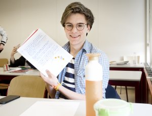 Vrolijke leerling tijdens een examentraining biologie van SSL Leiden.