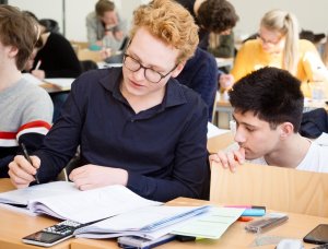 Leerling krijgt hulp van docent wiskunde B examentraining SSL