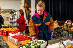 Een docent van SSL loopt langs het cursusbuffet
