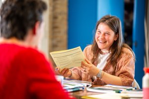 Een docent van SSL overlegt met een andere docent