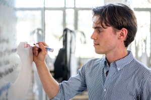 Een hoofddocent van SSL schrijft op het whiteboard