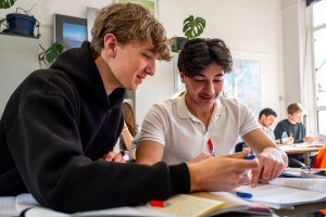Student geeft bijles aan leerling bij SSL Leiden