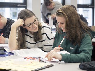 Examentraining Engels vrolijke leerling en docent SSL