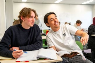 Een docent van SSL helpt een leerling.
