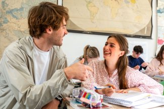 Een docent van SSL helpt een leerling.
