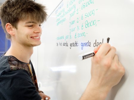 Docenten leggen de stof met veel plezier uit