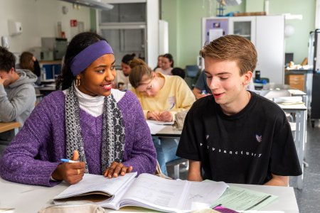 Jonge topdocenten die weten wat je kunt verwachten op je examen Jonge topdocenten die weten wat je kunt verwachten op je examen